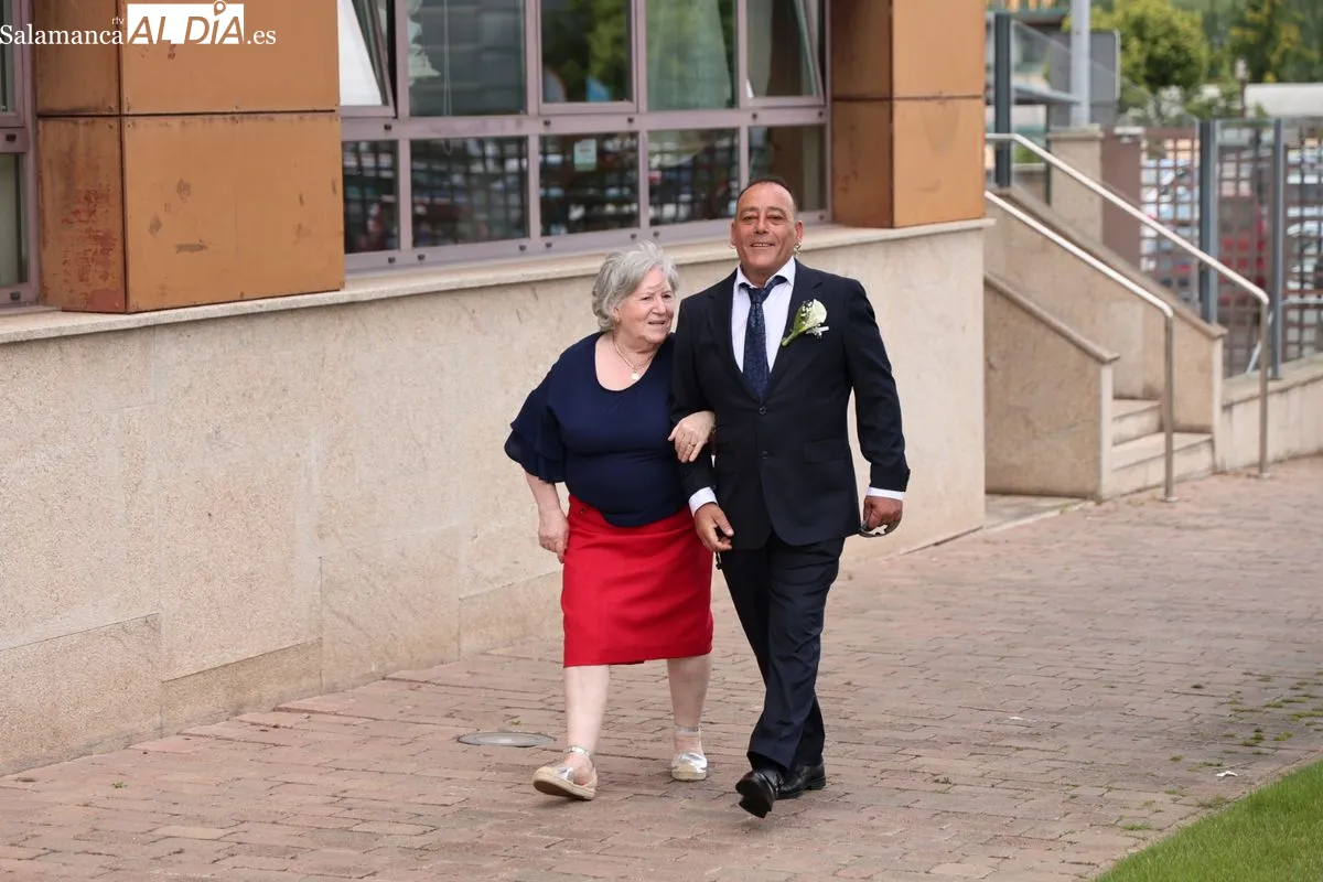 Mari Carmen López, auxiliar de enfermería, celebra su boda con Raúl Gómez en la capilla de la residencia donde trabaja. Fotos: David Sañudo