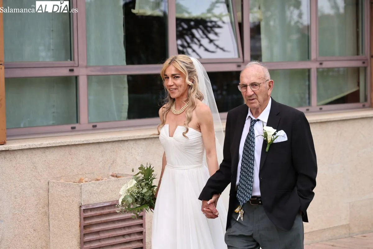 Mari Carmen López, auxiliar de enfermería, celebra su boda con Raúl Gómez en la capilla de la residencia donde trabaja. Fotos: David Sañudo