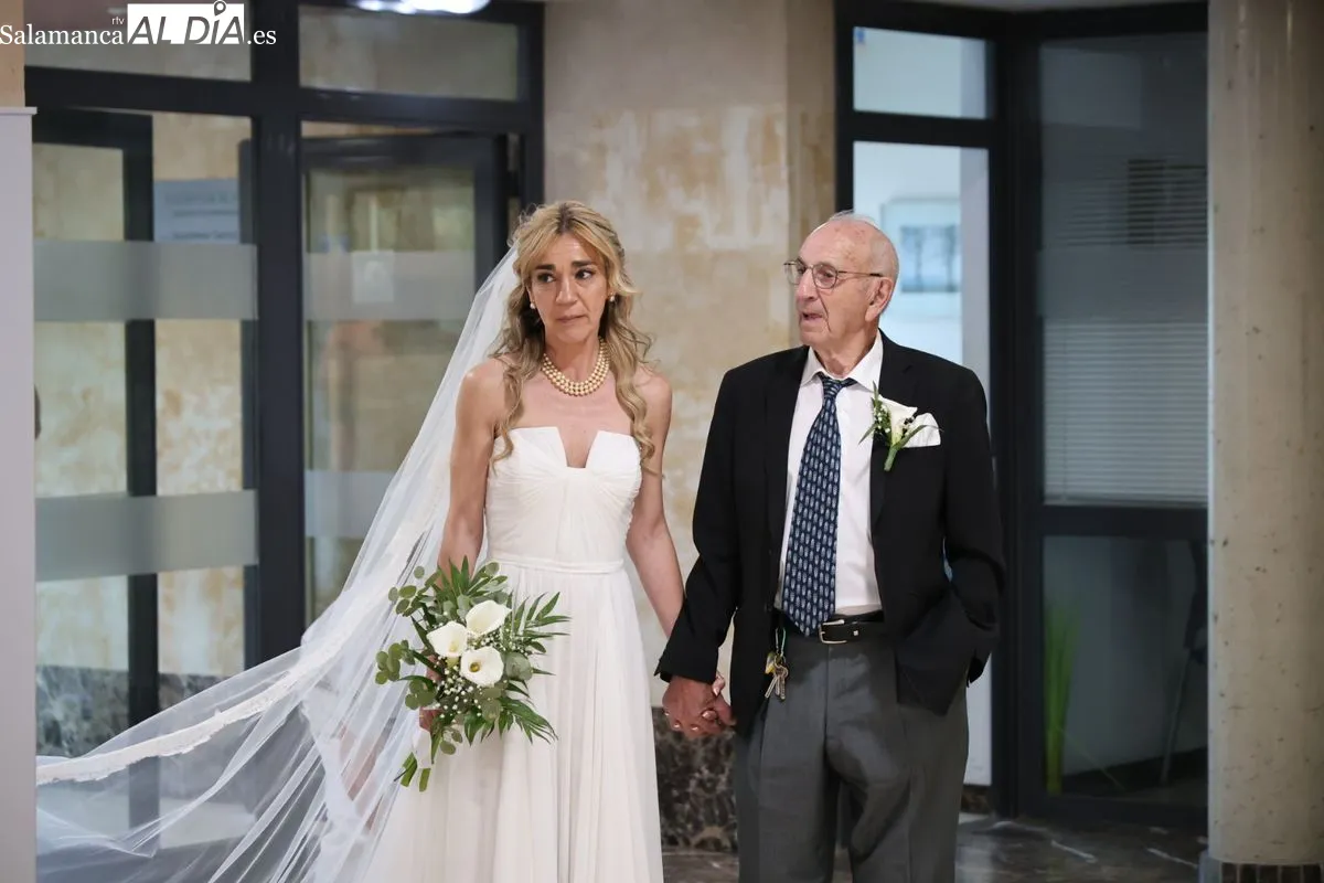 Mari Carmen López, auxiliar de enfermería, celebra su boda con Raúl Gómez en la capilla de la residencia donde trabaja. Fotos: David Sañudo