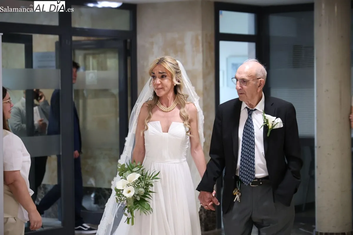 Mari Carmen López, auxiliar de enfermería, celebra su boda con Raúl Gómez en la capilla de la residencia donde trabaja. Fotos: David Sañudo