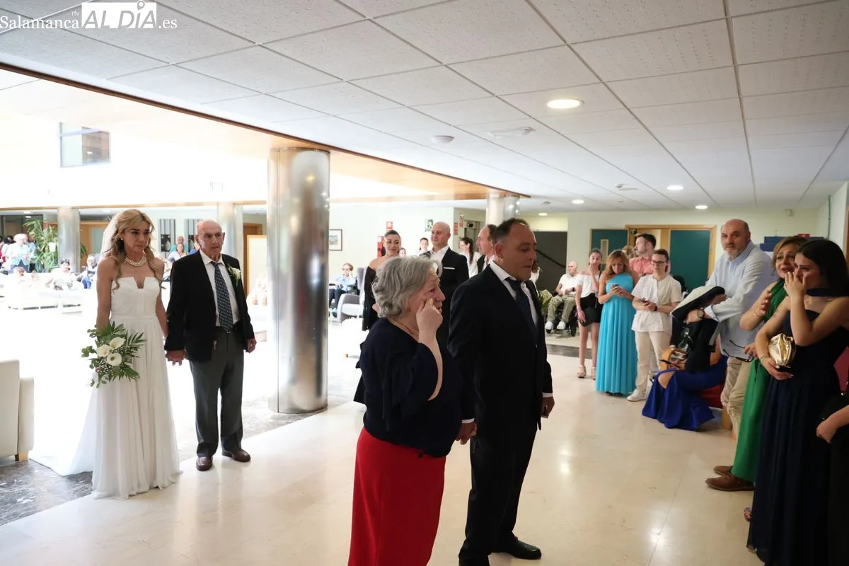Mari Carmen López, auxiliar de enfermería, celebra su boda con Raúl Gómez en la capilla de la residencia donde trabaja. Fotos: David Sañudo