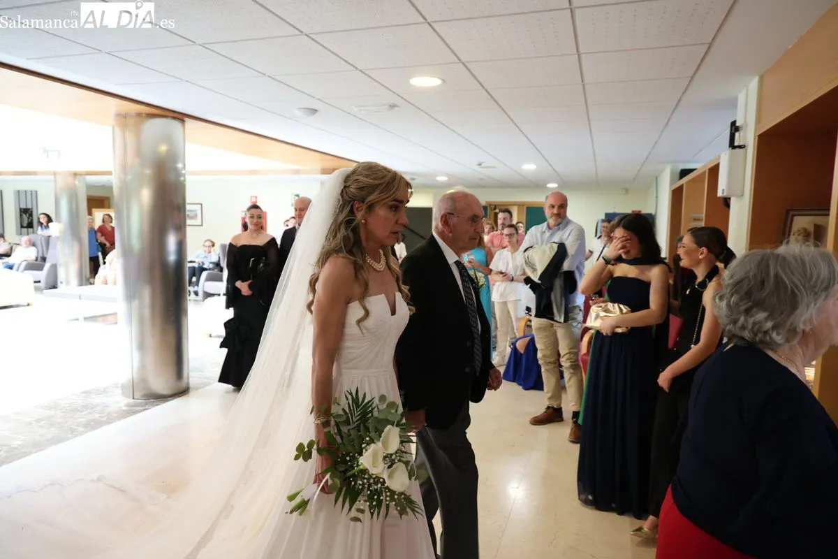 Mari Carmen López, auxiliar de enfermería, celebra su boda con Raúl Gómez en la capilla de la residencia donde trabaja. Fotos: David Sañudo