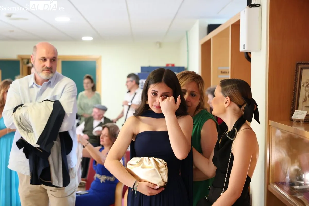Mari Carmen López, auxiliar de enfermería, celebra su boda con Raúl Gómez en la capilla de la residencia donde trabaja. Fotos: David Sañudo