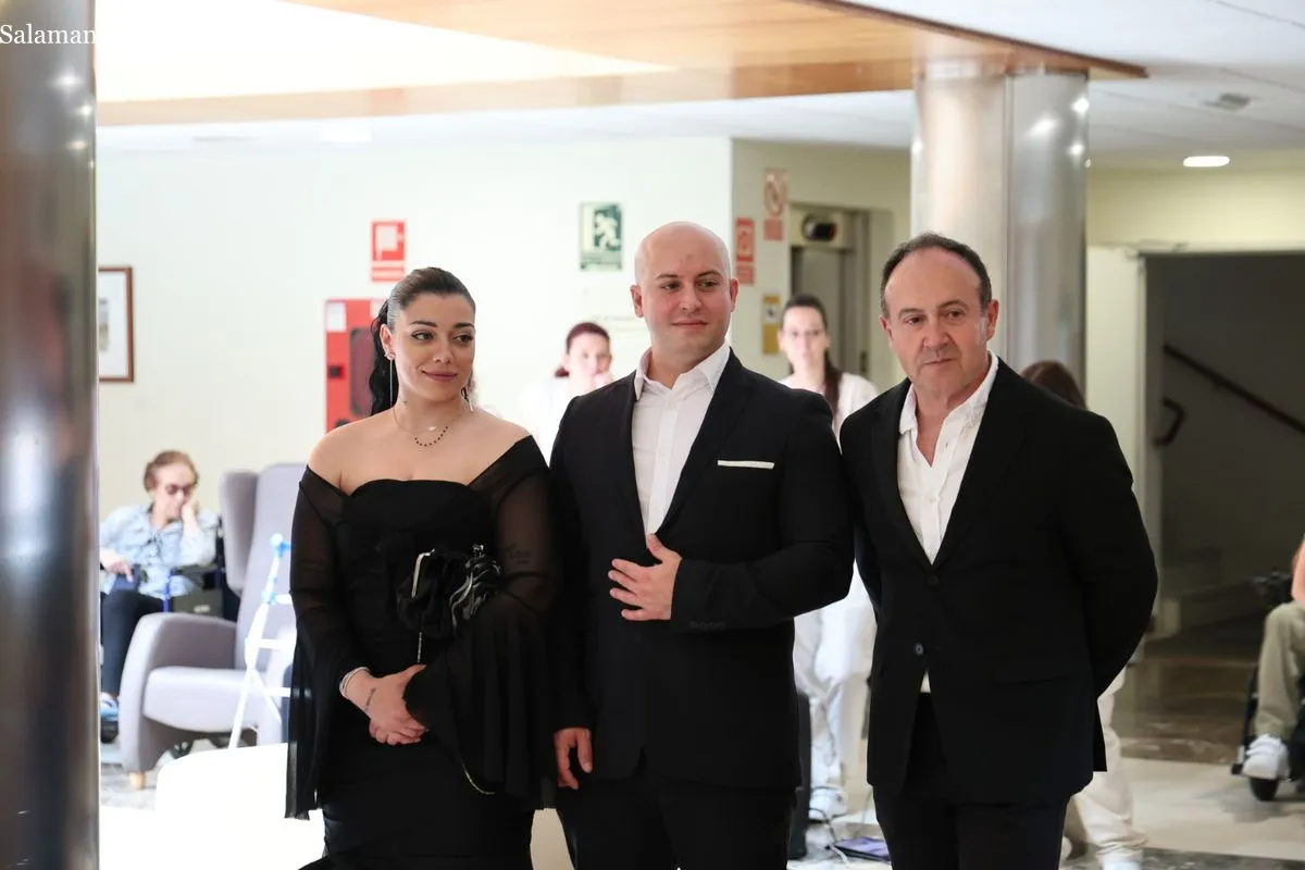 Mari Carmen López, auxiliar de enfermería, celebra su boda con Raúl Gómez en la capilla de la residencia donde trabaja. Fotos: David Sañudo