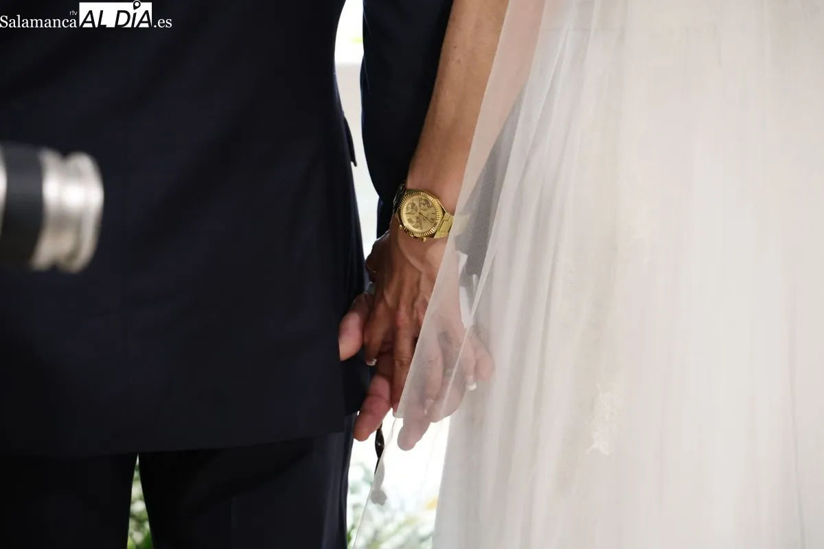 Mari Carmen López, auxiliar de enfermería, celebra su boda con Raúl Gómez en la capilla de la residencia donde trabaja. Fotos: David Sañudo