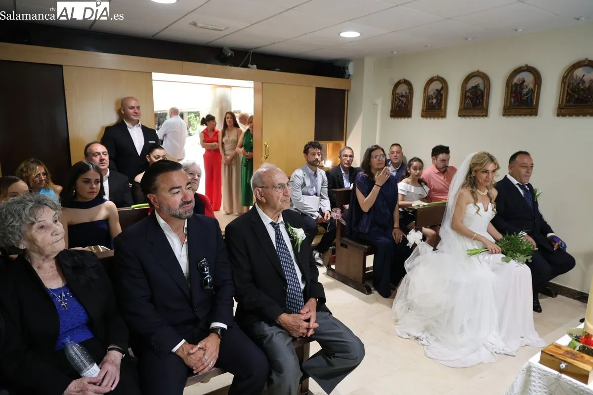 Mari Carmen López, auxiliar de enfermería, celebra su boda con Raúl Gómez en la capilla de la residencia donde trabaja. Fotos: David Sañudo