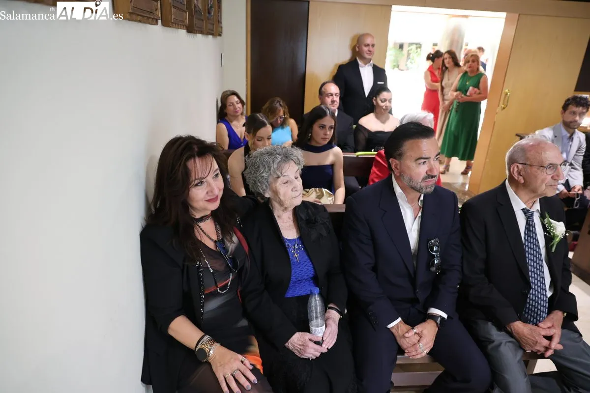 Mari Carmen López, auxiliar de enfermería, celebra su boda con Raúl Gómez en la capilla de la residencia donde trabaja. Fotos: David Sañudo