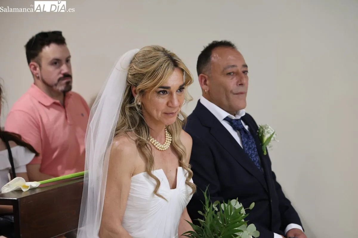 Mari Carmen López, auxiliar de enfermería, celebra su boda con Raúl Gómez en la capilla de la residencia donde trabaja. Fotos: David Sañudo