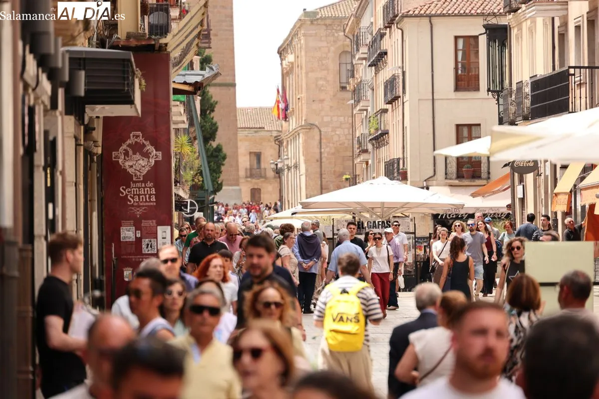 Lleno en el centro de Salamanca en un domingo a 30 grados