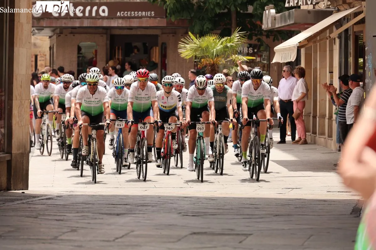 La concejala de Deportes, Almudena Parres, ha recibido en la Plaza Mayor a los participantes en la carrera solidaria Salamanca Bike Contra el Cáncer