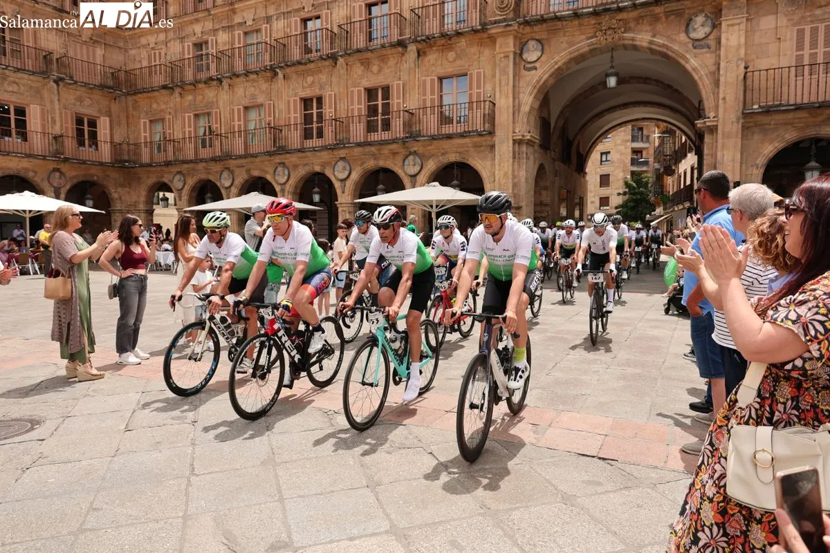 La concejala de Deportes, Almudena Parres, ha recibido en la Plaza Mayor a los participantes en la carrera solidaria Salamanca Bike Contra el Cáncer
