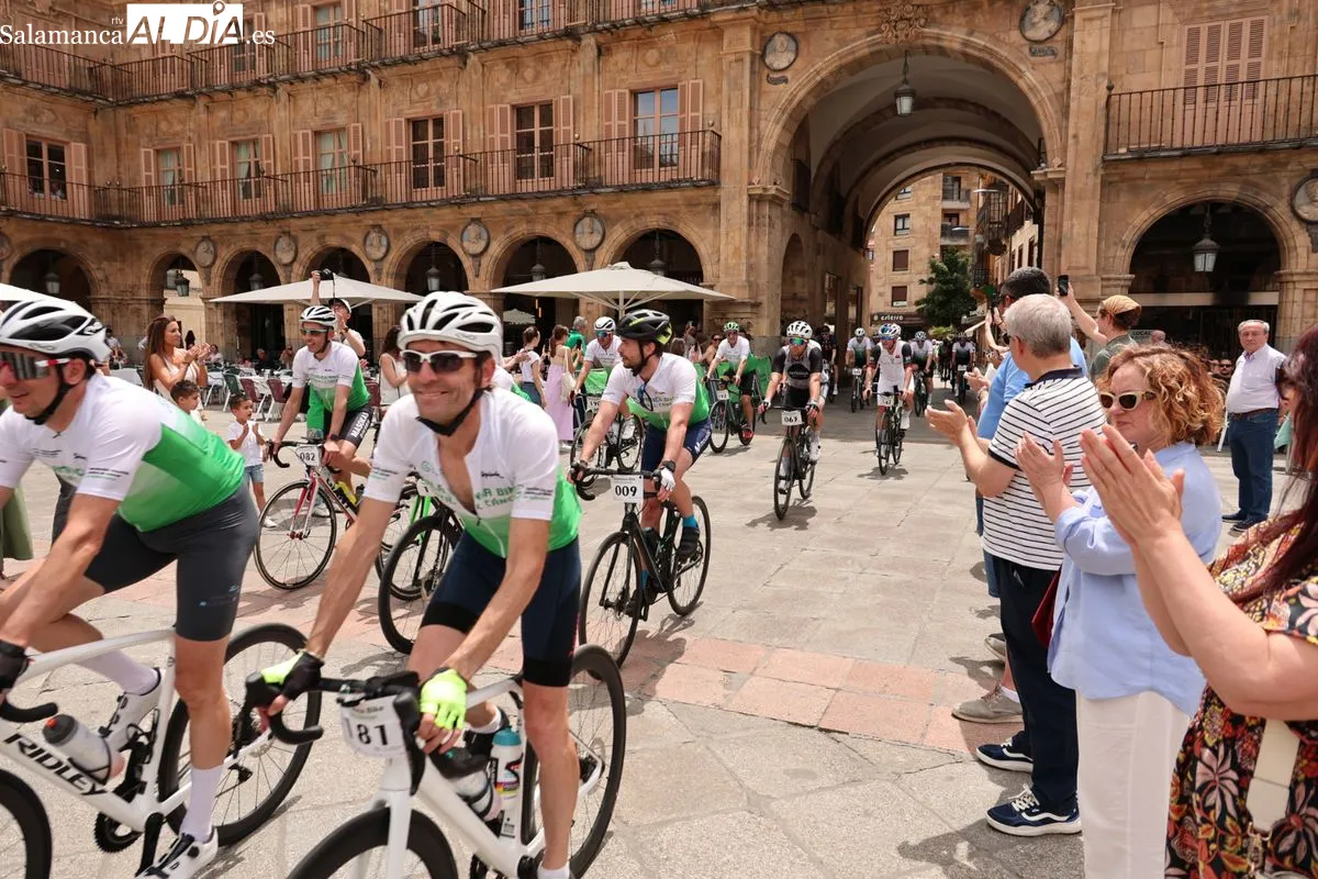 FOTOS | La Plaza Mayor recibe a los participantes de la Salamanca Bike contra el Cáncer 