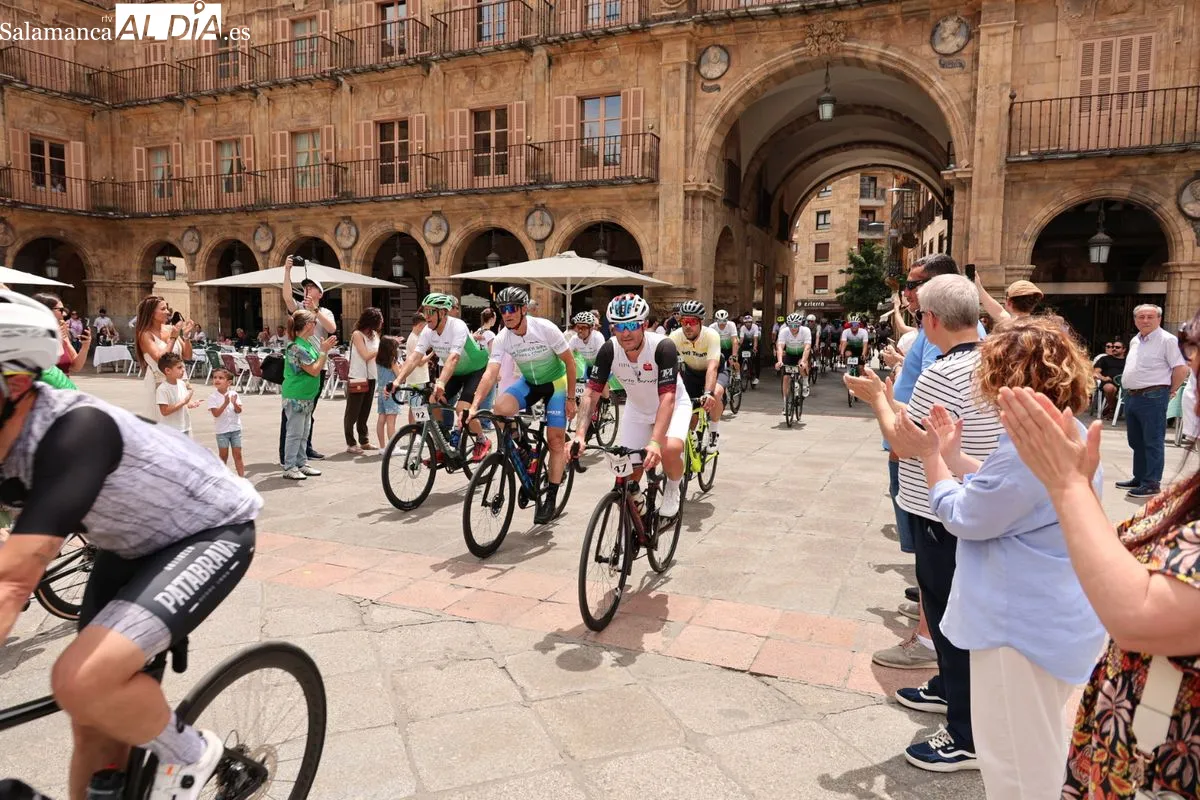 La concejala de Deportes, Almudena Parres, ha recibido en la Plaza Mayor a los participantes en la carrera solidaria Salamanca Bike Contra el Cáncer