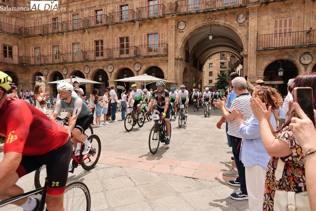 La concejala de Deportes, Almudena Parres, ha recibido en la Plaza Mayor a los participantes en la carrera solidaria Salamanca Bike Contra el Cáncer