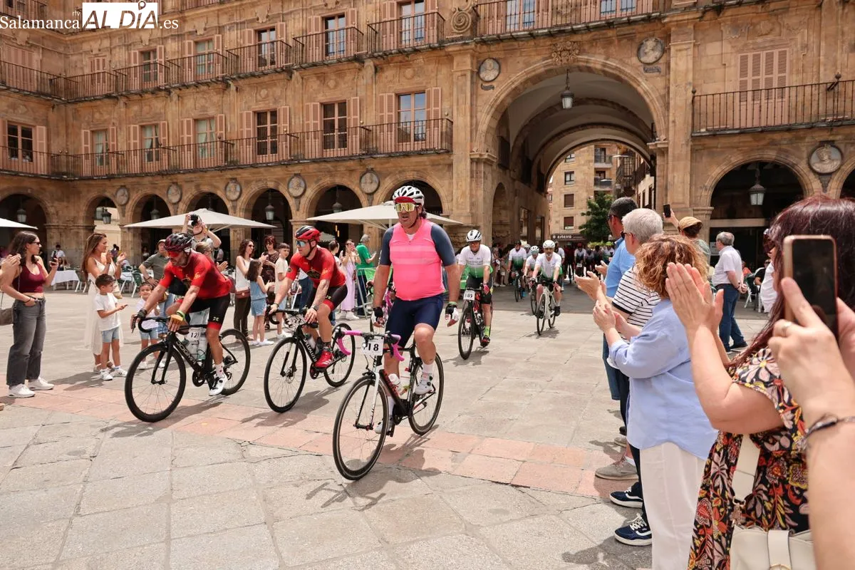 La concejala de Deportes, Almudena Parres, ha recibido en la Plaza Mayor a los participantes en la carrera solidaria Salamanca Bike Contra el Cáncer