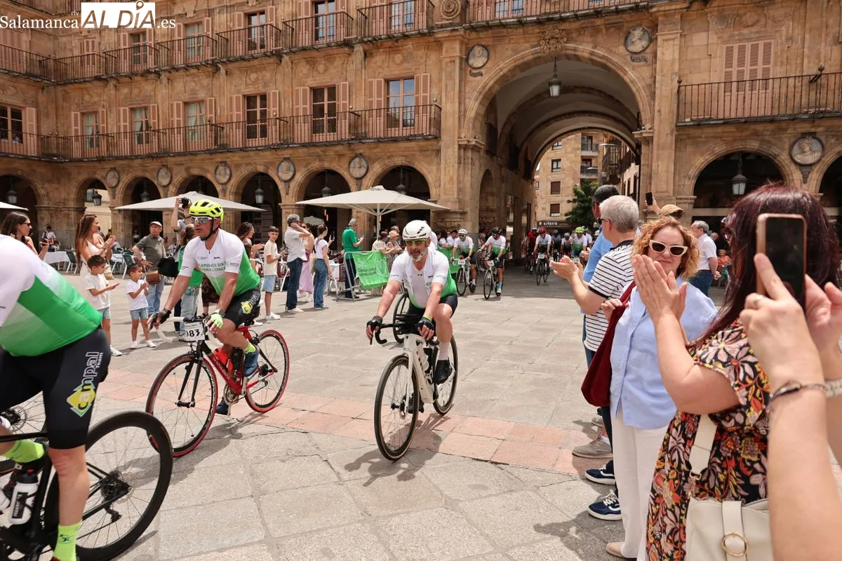 La concejala de Deportes, Almudena Parres, ha recibido en la Plaza Mayor a los participantes en la carrera solidaria Salamanca Bike Contra el Cáncer
