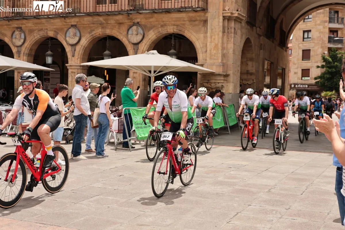 La concejala de Deportes, Almudena Parres, ha recibido en la Plaza Mayor a los participantes en la carrera solidaria Salamanca Bike Contra el Cáncer