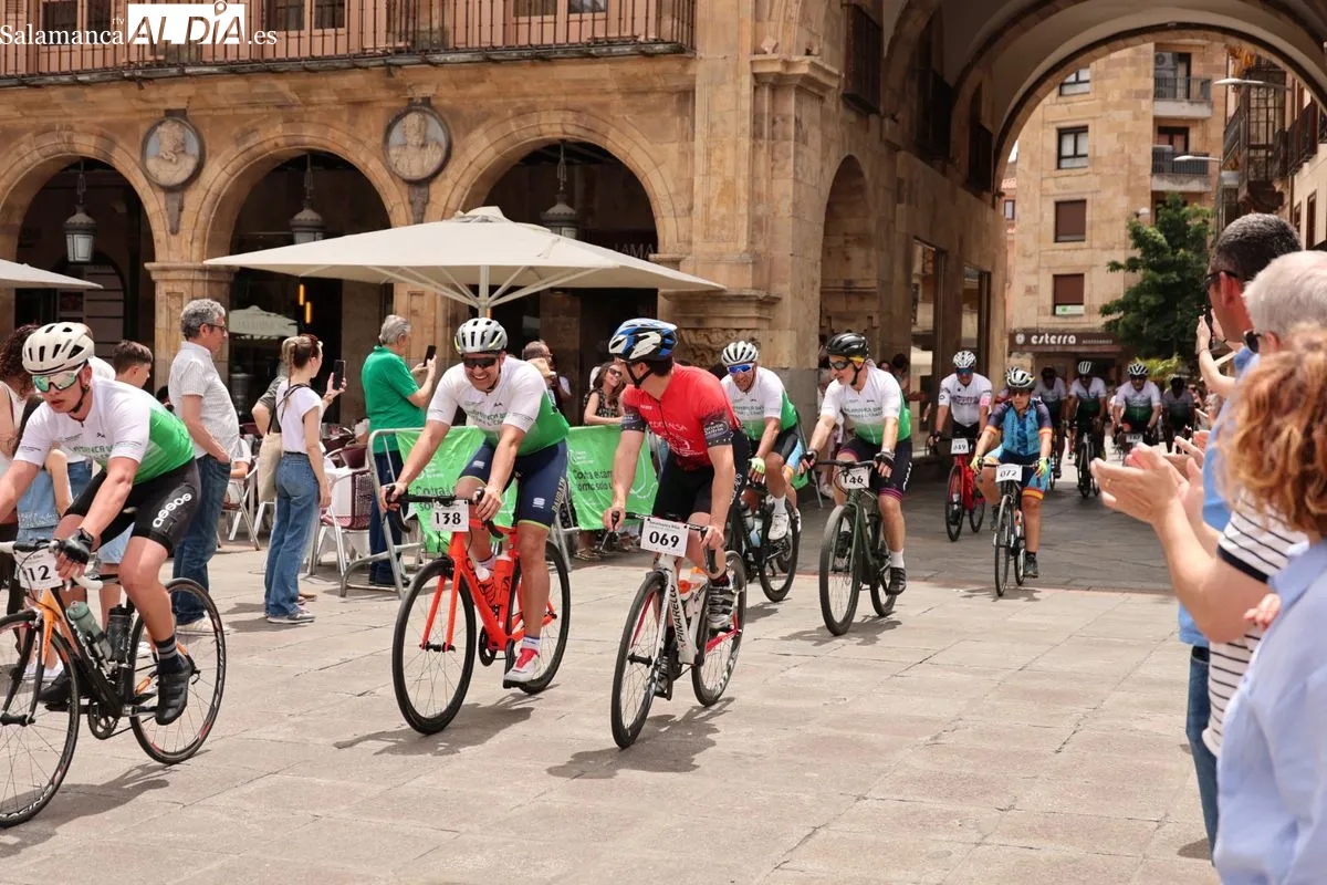 La concejala de Deportes, Almudena Parres, ha recibido en la Plaza Mayor a los participantes en la carrera solidaria Salamanca Bike Contra el Cáncer
