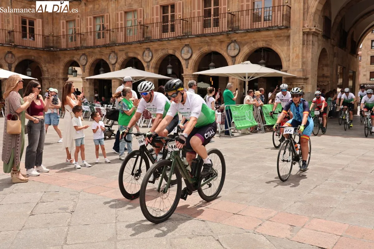 La concejala de Deportes, Almudena Parres, ha recibido en la Plaza Mayor a los participantes en la carrera solidaria Salamanca Bike Contra el Cáncer