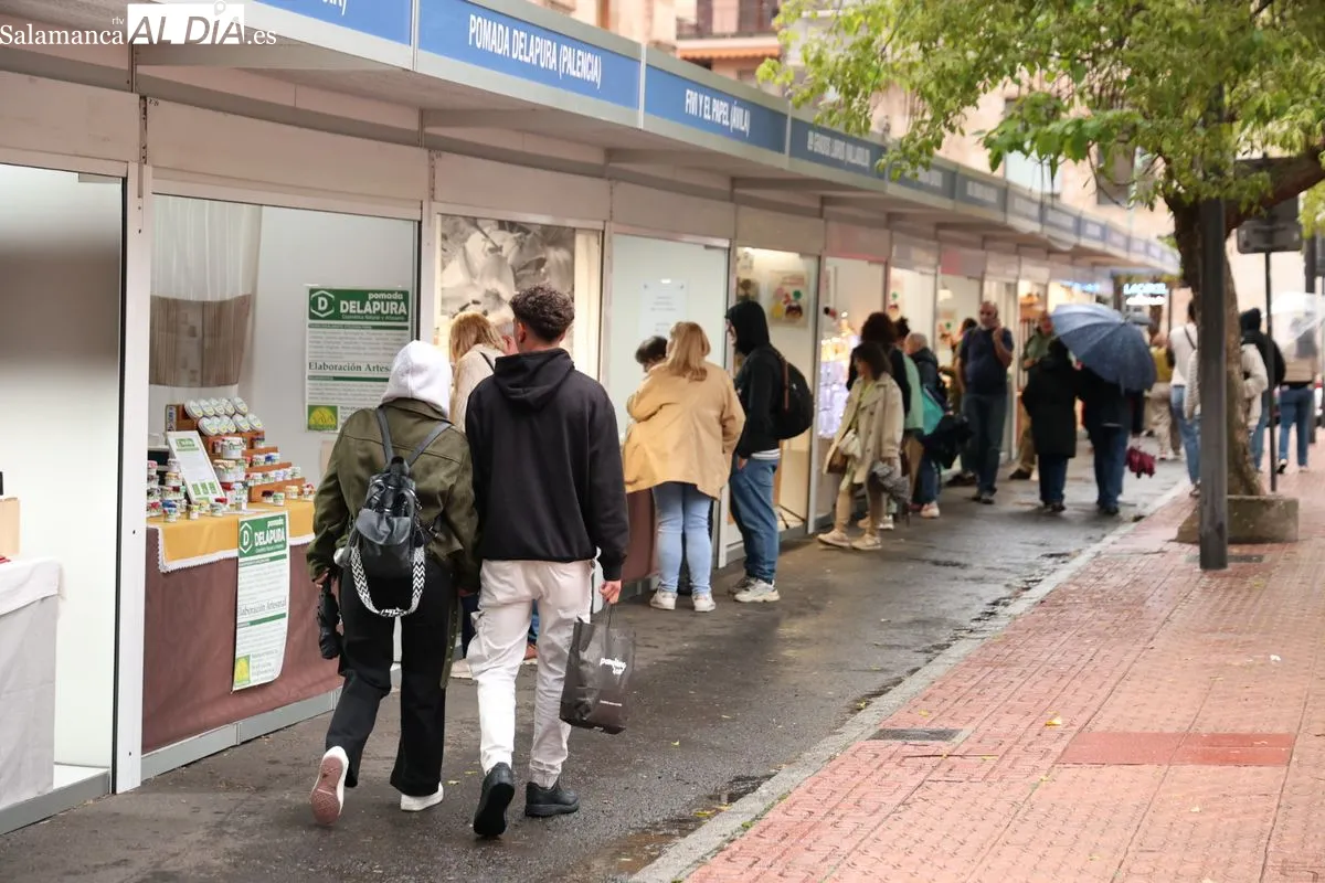 Ambiente en la Feria de Artesanía de Salamanca en una tarde de sábado lluviosa. Fotos: David Sañudo