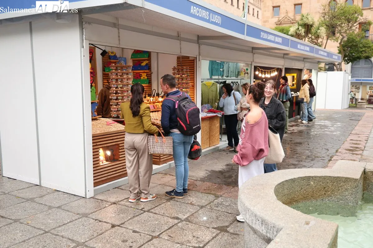 Ambiente en la Feria de Artesanía de Salamanca en una tarde de sábado lluviosa. Fotos: David Sañudo
