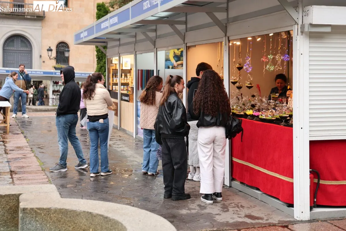Ambiente en la Feria de Artesanía de Salamanca en una tarde de sábado lluviosa. Fotos: David Sañudo