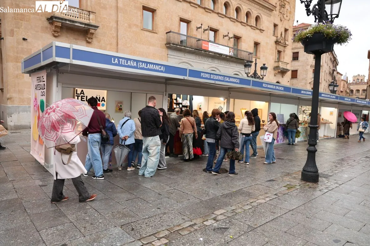 La Feria de Artesanía de Salamanca resiste a la lluvia