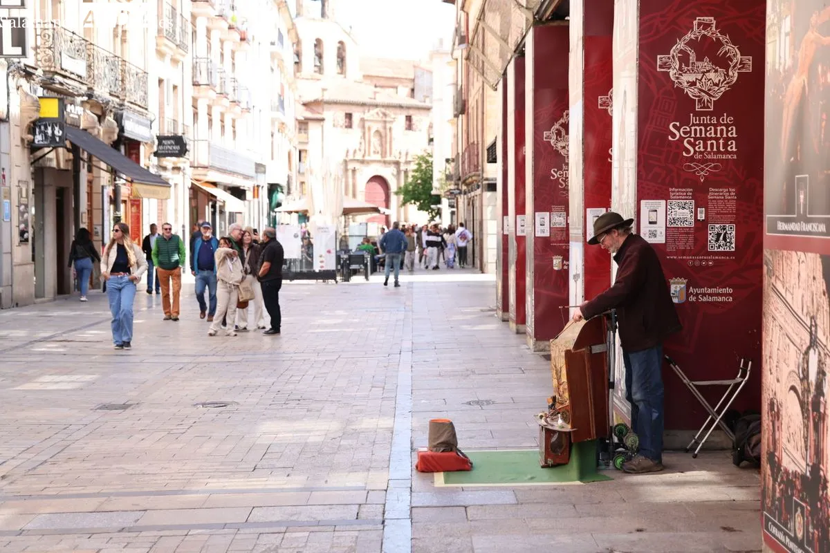 Ambiente en el centro de Salamanca esta mañana de domingo. Fotos: David Sañudo
