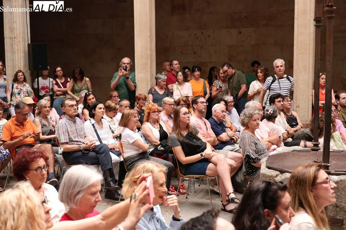 La Casa de las Cochas ha acogido el primer encuentro del 'Ciclo de los Clásicos' de FÀCYL; el acto, que arrancó en el patio, ha tenido que ser trasladado al interior por la lluvia. Fotos: David Sañudo