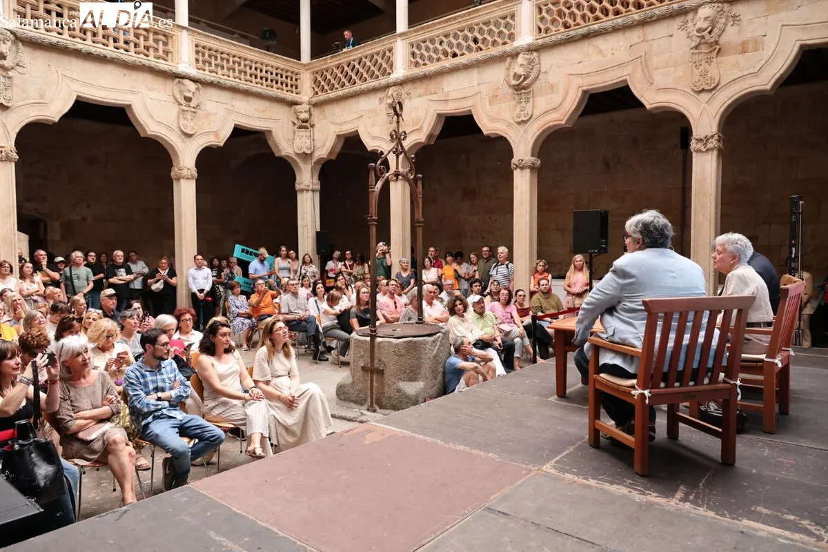 La Casa de las Cochas ha acogido el primer encuentro del 'Ciclo de los Clásicos' de FÀCYL; el acto, que arrancó en el patio, ha tenido que ser trasladado al interior por la lluvia. Fotos: David Sañudo