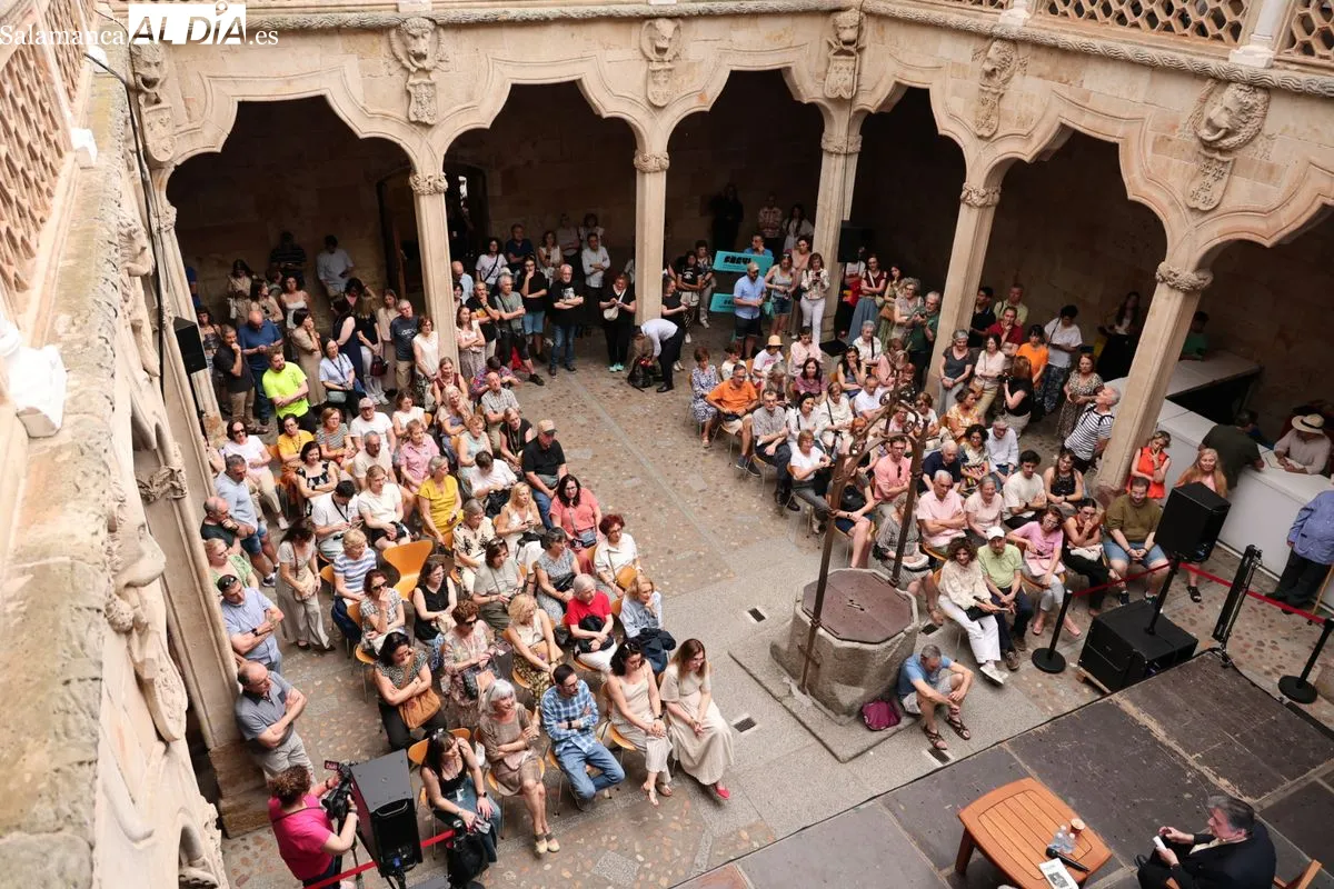 La Casa de las Cochas ha acogido el primer encuentro del 'Ciclo de los Clásicos' de FÀCYL; el acto, que arrancó en el patio, ha tenido que ser trasladado al interior por la lluvia. Fotos: David Sañudo