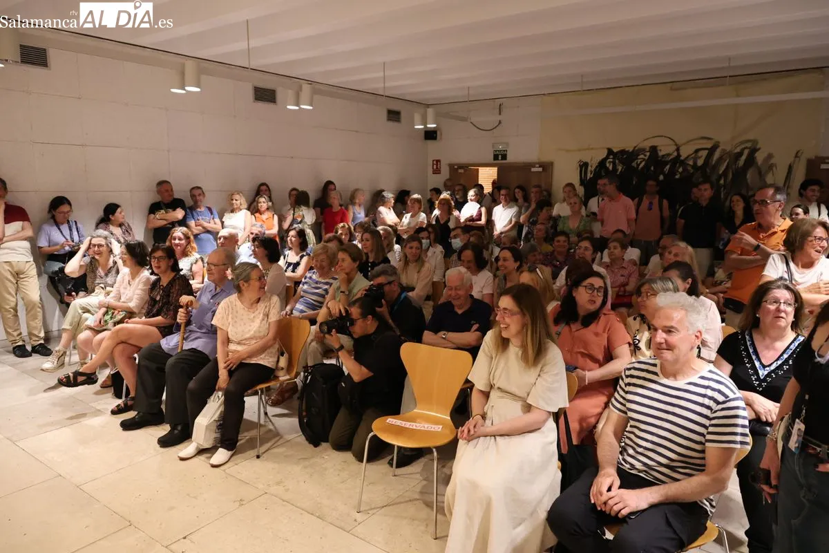 La Casa de las Cochas ha acogido el primer encuentro del 'Ciclo de los Clásicos' de FÀCYL; el acto, que arrancó en el patio, ha tenido que ser trasladado al interior por la lluvia. Fotos: David Sañudo
