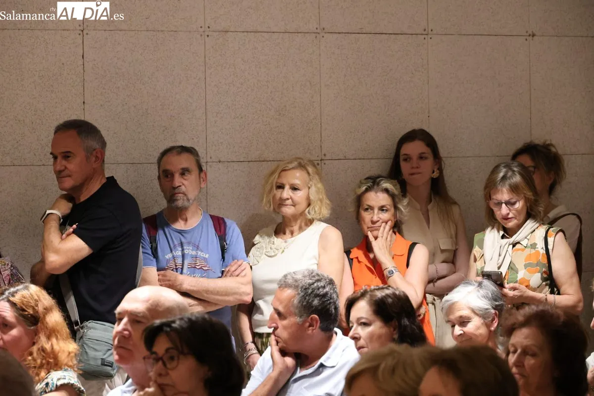 La Casa de las Cochas ha acogido el primer encuentro del 'Ciclo de los Clásicos' de FÀCYL; el acto, que arrancó en el patio, ha tenido que ser trasladado al interior por la lluvia. Fotos: David Sañudo