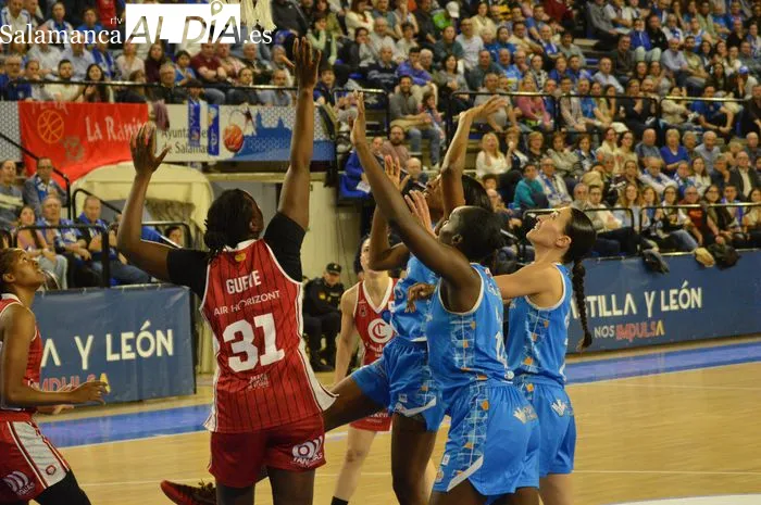 FOTOS | El Perfumerías Avenida puede con el Casademont Zaragoza y el arbitraje para ir a defender su sueño al Príncipe Felipe (69-67)