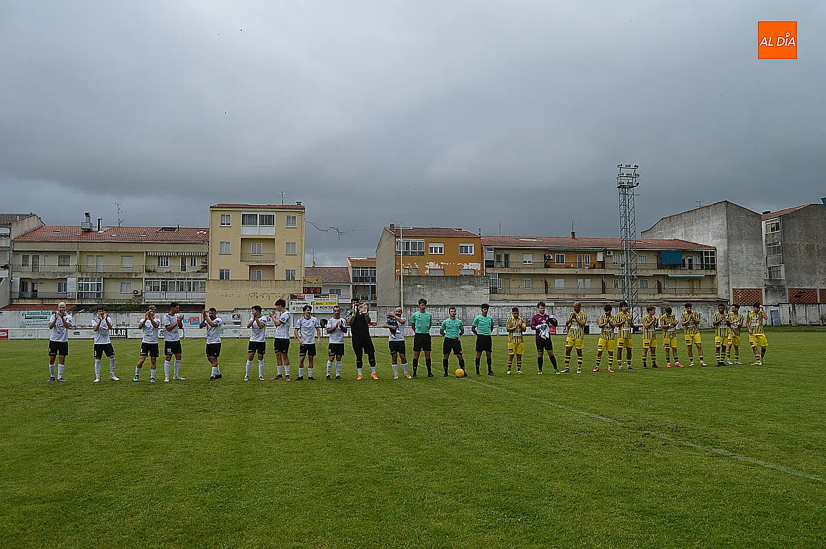 Foto 4 - Contundente victoria del Ciudad Rodrigo C.F, en una jornada de despedidas y entrega de trofeos