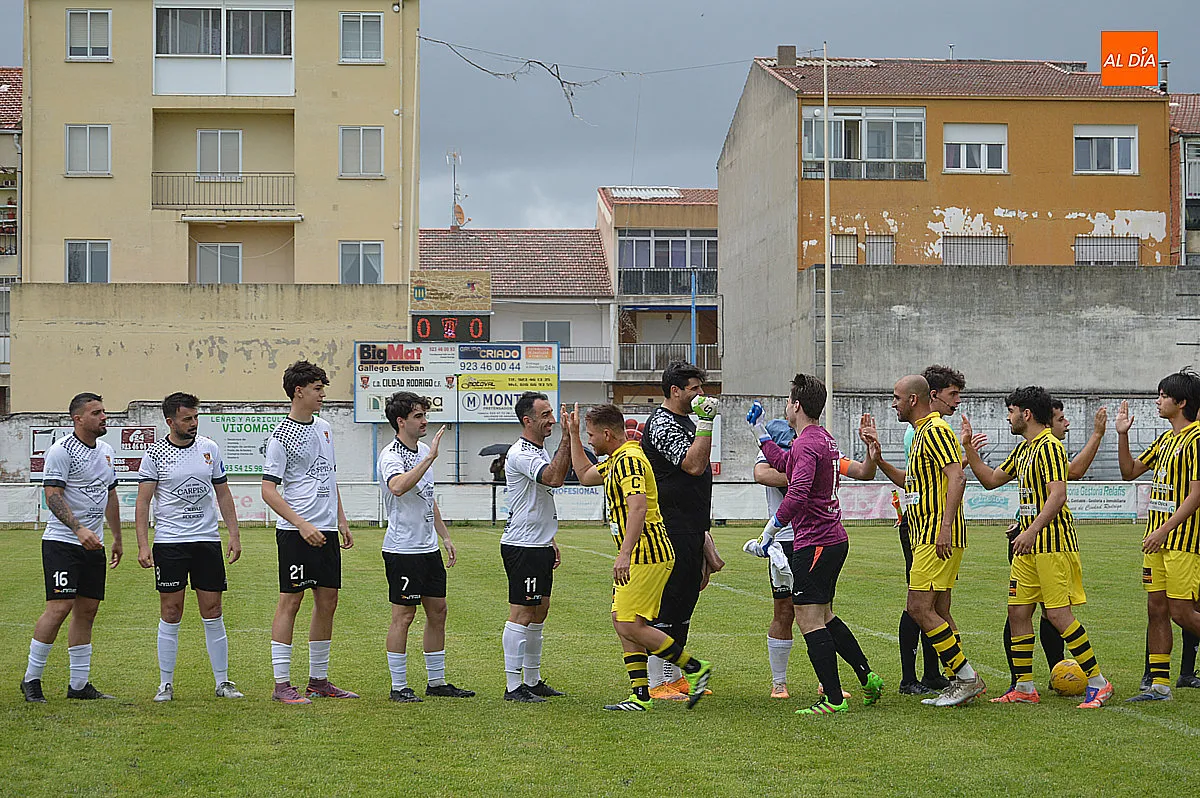 Foto 5 - Contundente victoria del Ciudad Rodrigo C.F, en una jornada de despedidas y entrega de trofeos