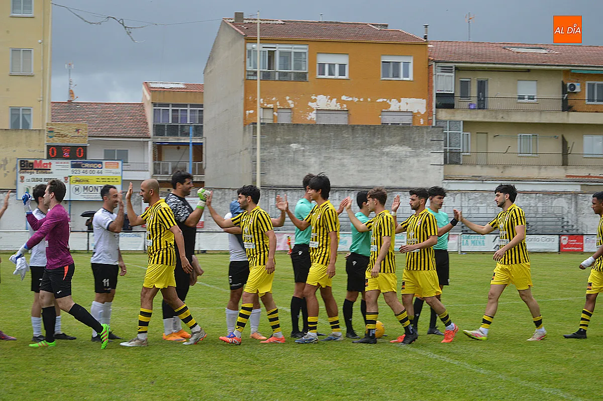 Foto 6 - Contundente victoria del Ciudad Rodrigo C.F, en una jornada de despedidas y entrega de trofeos