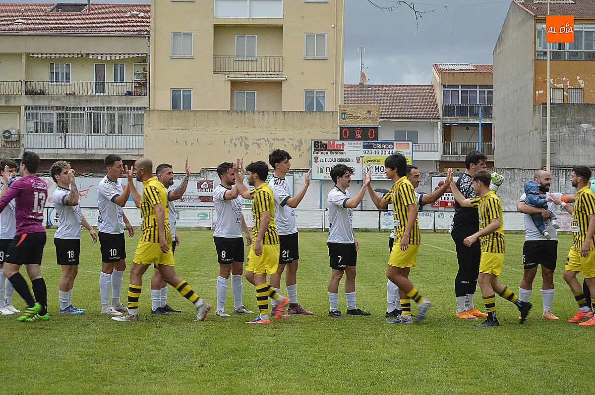 Foto 7 - Contundente victoria del Ciudad Rodrigo C.F, en una jornada de despedidas y entrega de trofeos