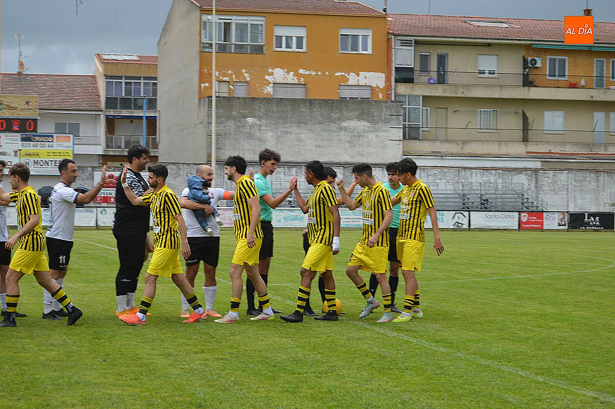 Foto 8 - Contundente victoria del Ciudad Rodrigo C.F, en una jornada de despedidas y entrega de trofeos