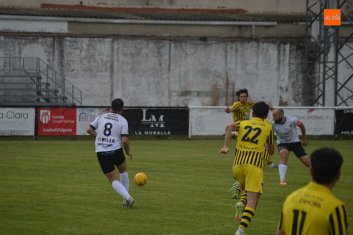 Foto 9 - Contundente victoria del Ciudad Rodrigo C.F, en una jornada de despedidas y entrega de trofeos