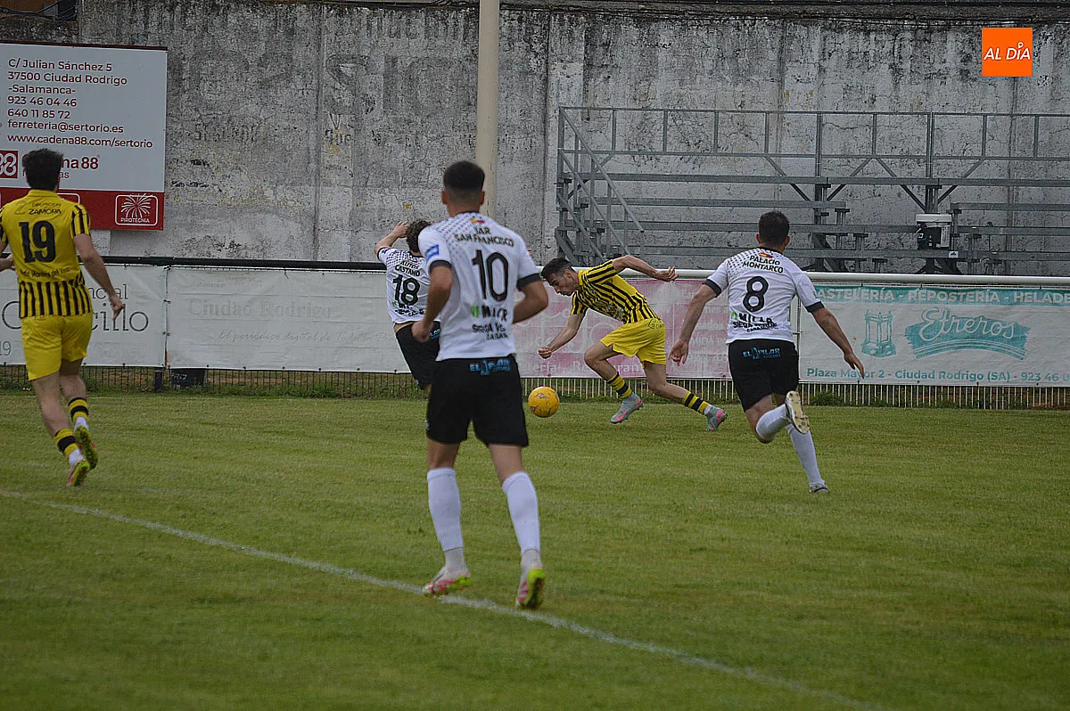Foto 10 - Contundente victoria del Ciudad Rodrigo C.F, en una jornada de despedidas y entrega de trofeos