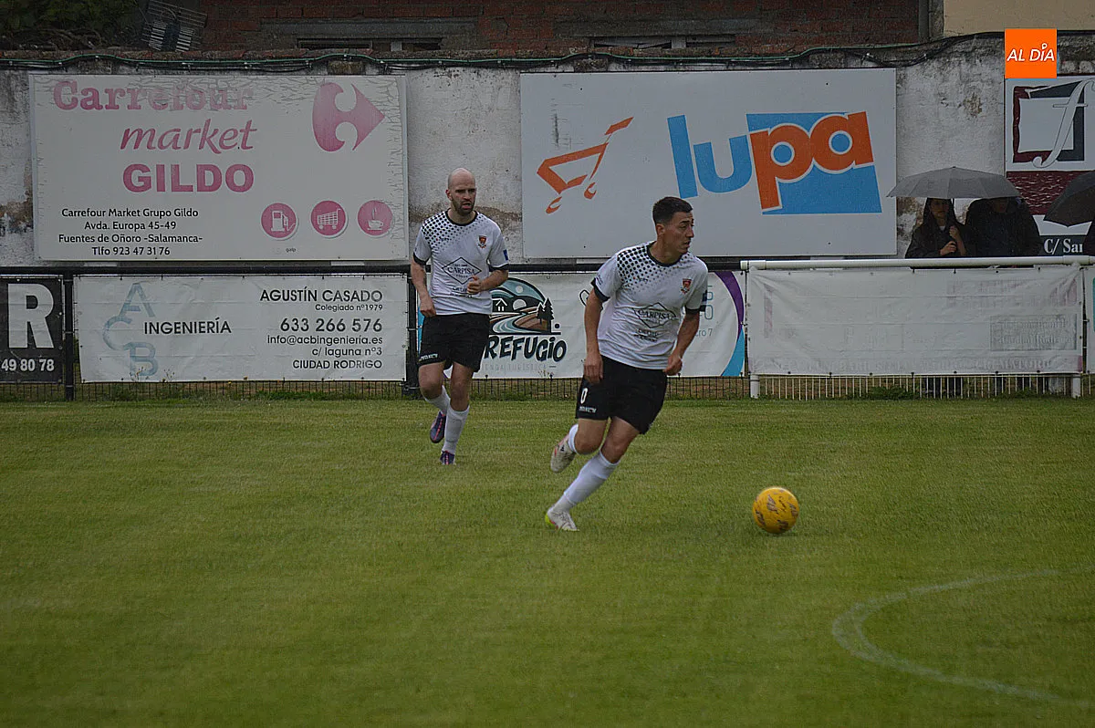 Foto 11 - Contundente victoria del Ciudad Rodrigo C.F, en una jornada de despedidas y entrega de trofeos