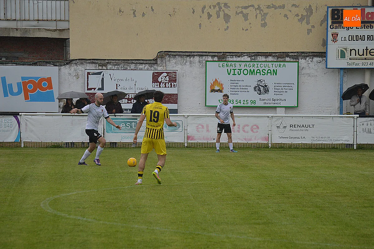 Foto 12 - Contundente victoria del Ciudad Rodrigo C.F, en una jornada de despedidas y entrega de trofeos
