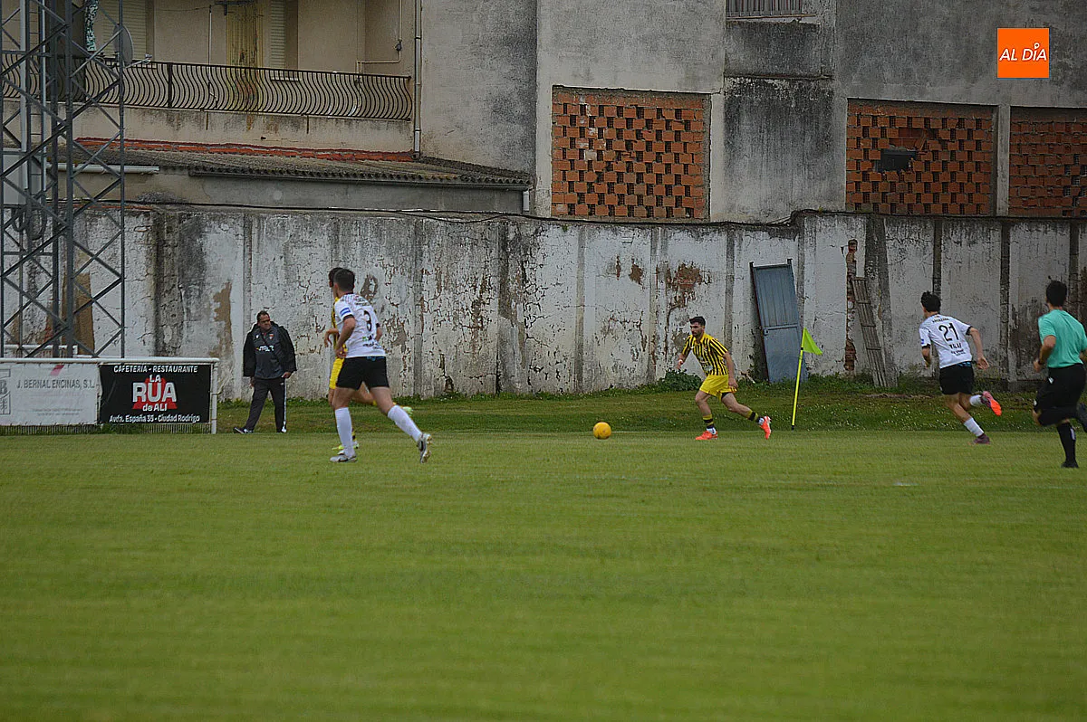 Foto 13 - Contundente victoria del Ciudad Rodrigo C.F, en una jornada de despedidas y entrega de trofeos