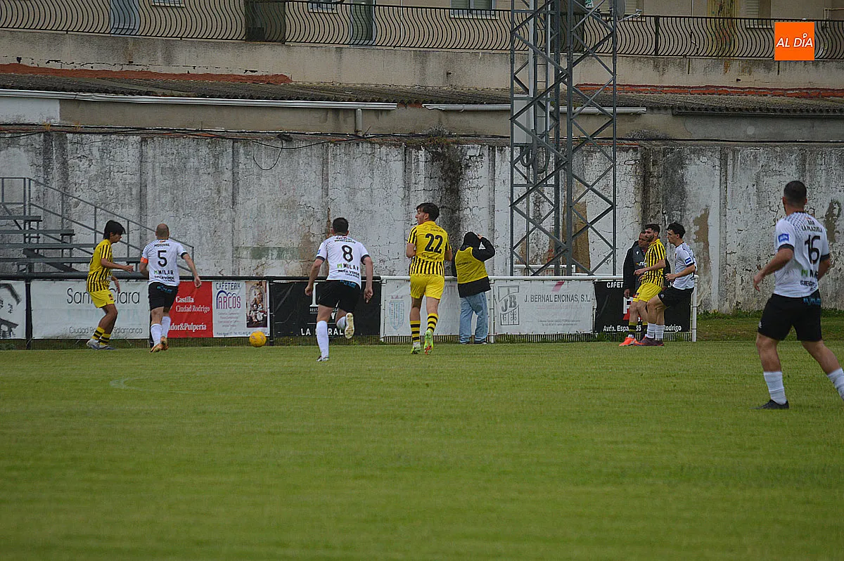 Foto 14 - Contundente victoria del Ciudad Rodrigo C.F, en una jornada de despedidas y entrega de trofeos
