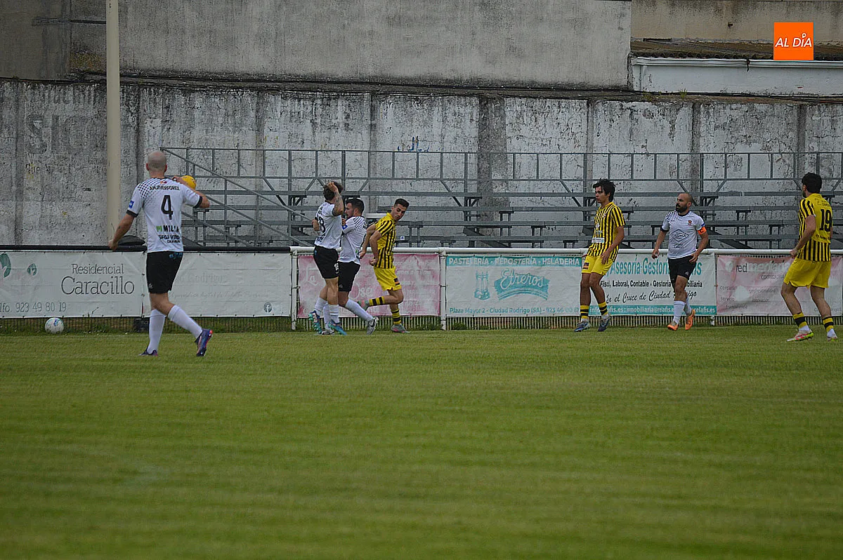Foto 15 - Contundente victoria del Ciudad Rodrigo C.F, en una jornada de despedidas y entrega de trofeos