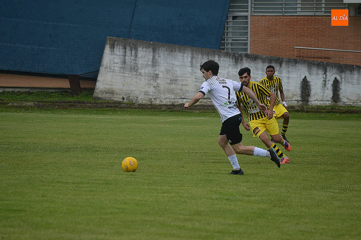 Foto 16 - Contundente victoria del Ciudad Rodrigo C.F, en una jornada de despedidas y entrega de trofeos