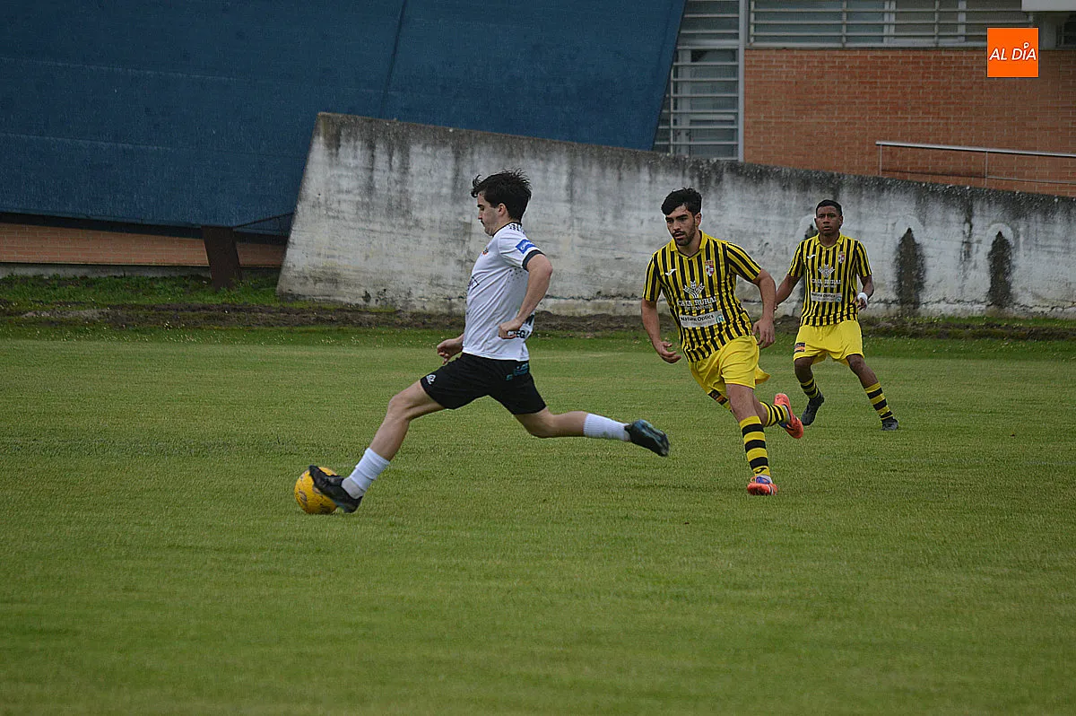 Foto 17 - Contundente victoria del Ciudad Rodrigo C.F, en una jornada de despedidas y entrega de trofeos