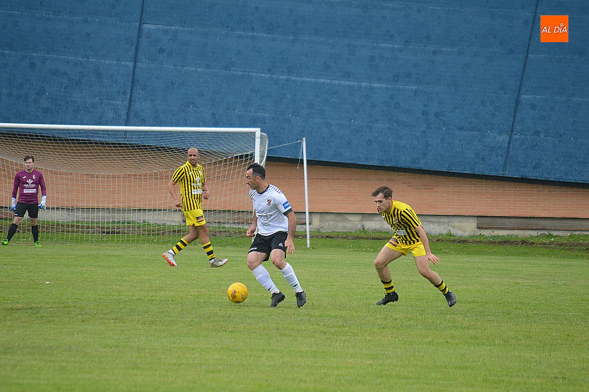 Foto 18 - Contundente victoria del Ciudad Rodrigo C.F, en una jornada de despedidas y entrega de trofeos