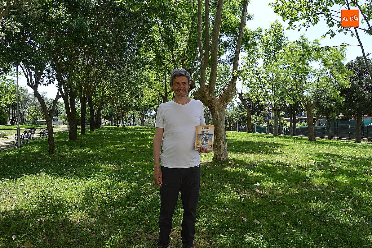 Escritor Juan Manual García `El Misterio de la Felicidad la salida es hacia dentro´